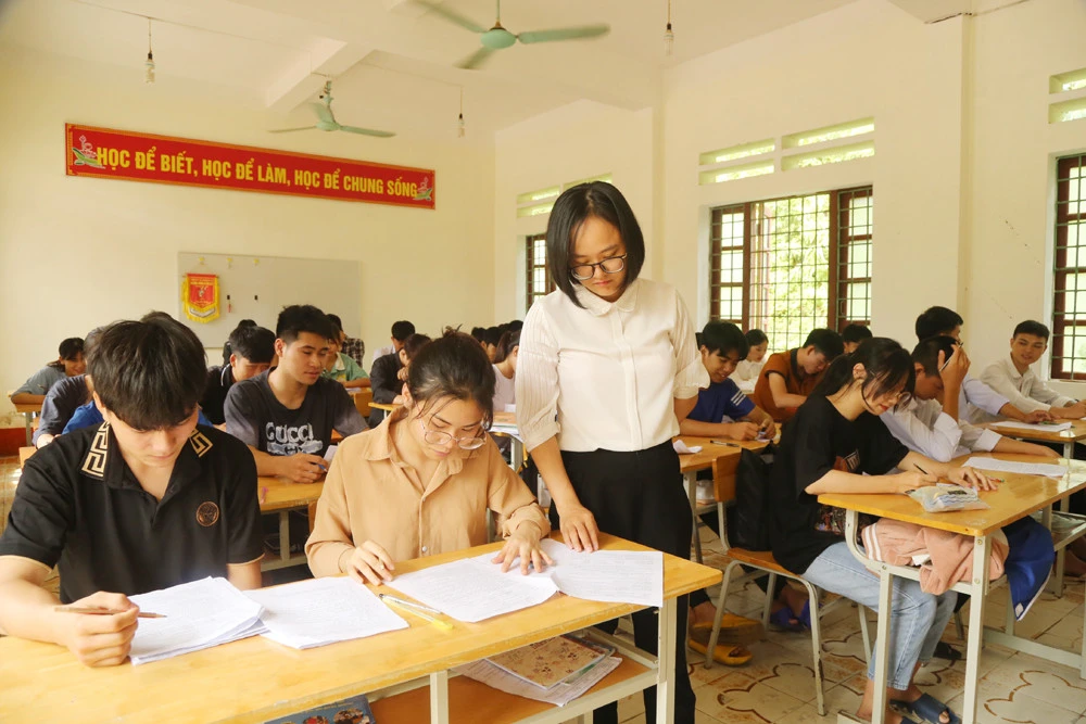 Những ngày ôn thi nước rút, các em học sinh lớp 12 dồn sức ôn tập để chuẩn bị cho kỳ thi tốt nghiệp THPT diễn ra vào ngày 7 -8/7/2022. Đây là giai đoạn thầy cô giáo giúp học sinh luyện giải các dạng đề học sinh vững vàng kiến thức và kỹ năng cần thiết. Cô giáo Trường THPT số 2 huyện Bát Xát hướng dẫn học sinh ôn thi môn Toán. Giờ ôn thi môn Lịch sử tại Trường THPT số 1 Bảo Thắng, cô và trò chống nóng bằng cách kéo rèm che và bật quạt trần. Cùng với ôn thi vào ban ngày, một số trường vùng cao tổ chức cho học sinh bán trú lên lớp ôn thi tốt nghiệp vào các buổi tối. Cô giáo Trường THCS và THPT Bát Xát lên lớp hướng dẫn học sinh ôn thi buổi tối. Tiếng Anh là môn có điểm thi thấp so với các môn, nên được các thầy cô giáo Trường THPT số 2 Mường Khương tăng cường ôn tập các dạng đề cho học sinh. Các em học sinh giúp nhau ôn bài trong giờ giải lao ngay tại sân trường. Càng gần ngày thi các sĩ tử lớp 12 càng phải thanh thủ thời gian để ôn thi nhiều hơn. Tại Trường THPT số 3 Mường Khương, các lớp đều treo biển “quyết tâm thi đỗ tốt nghiệp 100%”. Giữa những ngày hè nắng nóng, cô và trò cùng cố gắng vượt qua khó khăn để ôn thi đạt kết qua cao nhất.