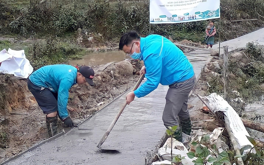 Thanh niên tích cực tham gia đổ bê tông đường liên gia, ngõ xóm.
