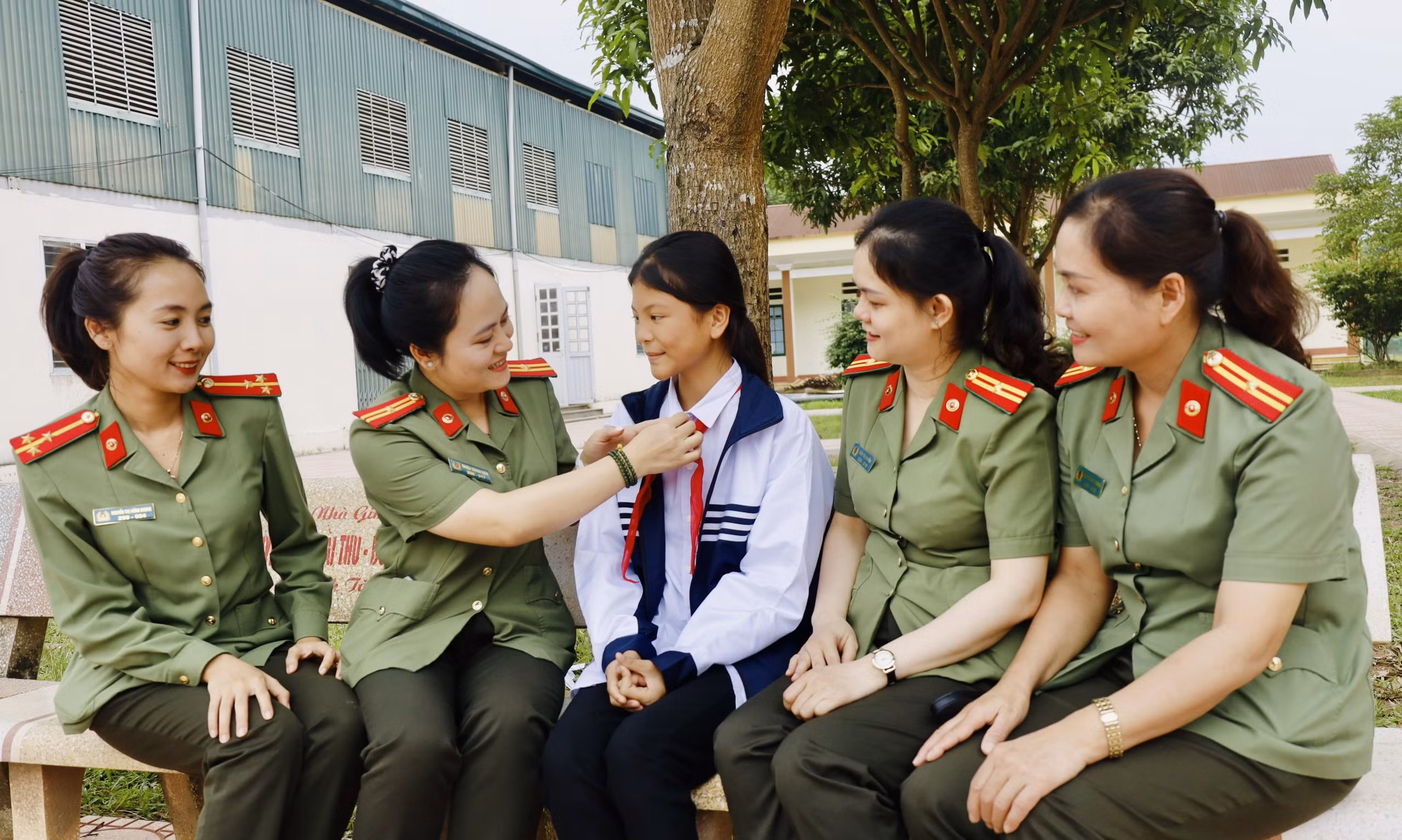  Chương trình “Mẹ đỡ đầu” tặng quà học sinh khó khăn xã Hợp Thành ảnh 1