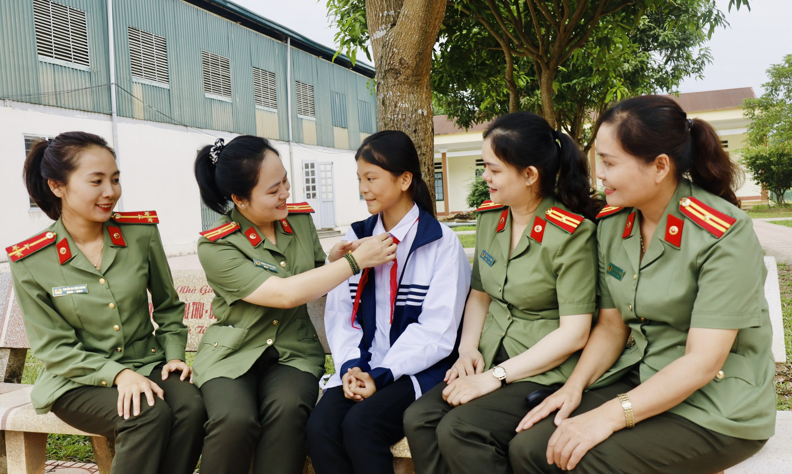 Chương trình “Mẹ đỡ đầu” tặng quà học sinh khó khăn xã Hợp Thành ảnh 1 Chương trình “Mẹ đỡ đầu” tặng quà học sinh khó khăn xã Hợp Thành ảnh 1