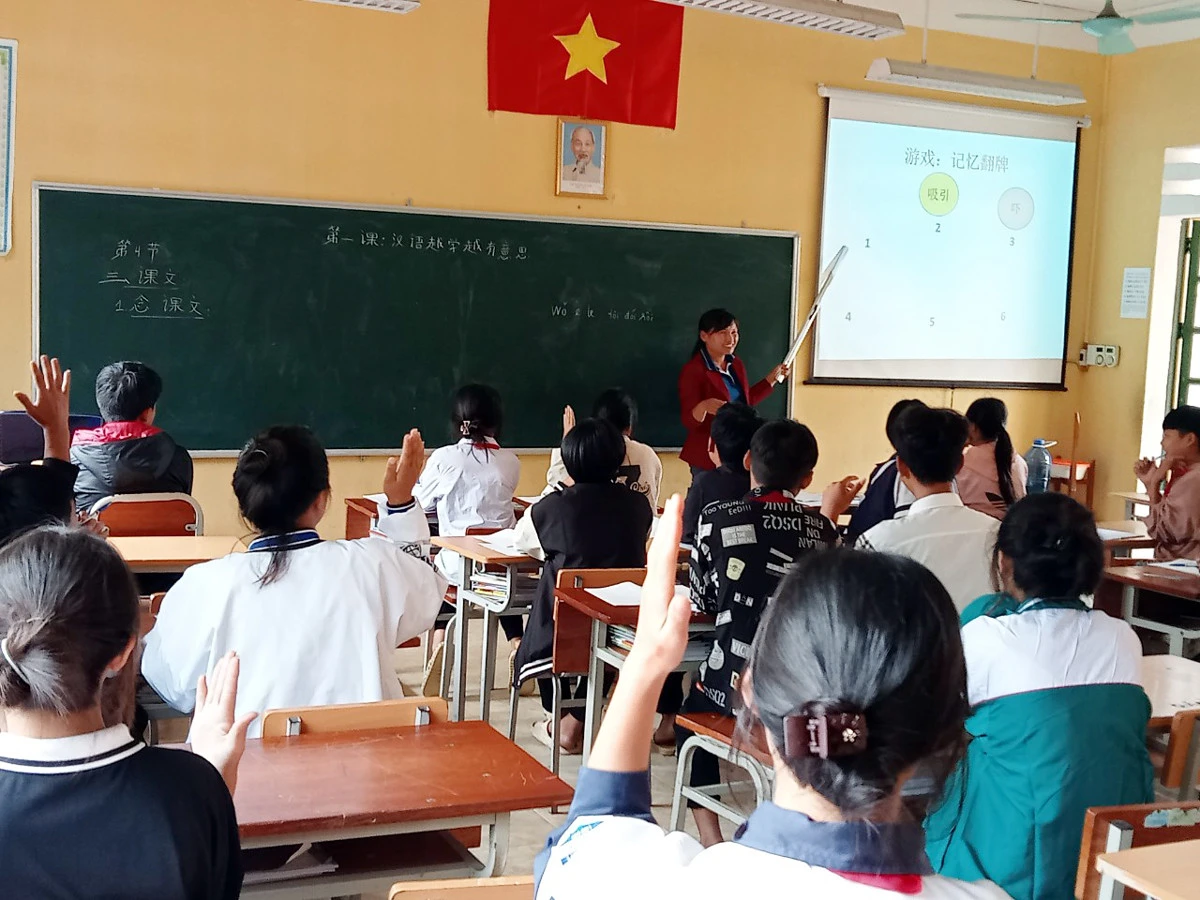 Cô giáo người Dao “truyền lửa” đam mê cho học trò nghèo ảnh 2