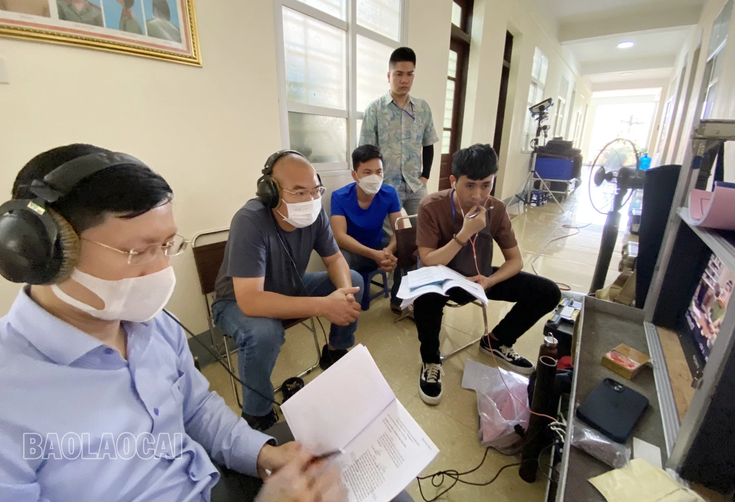 Đạo diễn Danh Dũng nhận được sự hỗ trợ từ thành viên Ban cố vấn suốt quá trình ghi hình bộ phim.