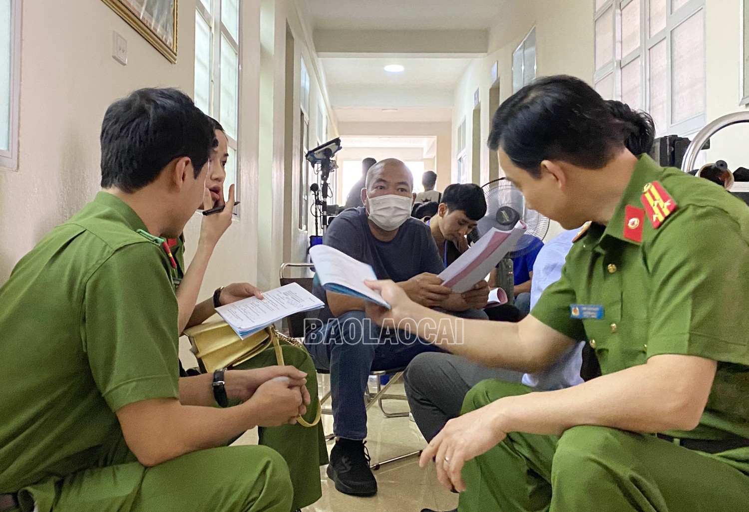 Đạo diễn Danh Dũng (giữa ảnh) hướng dẫn các diễn viên tập lời thoại.