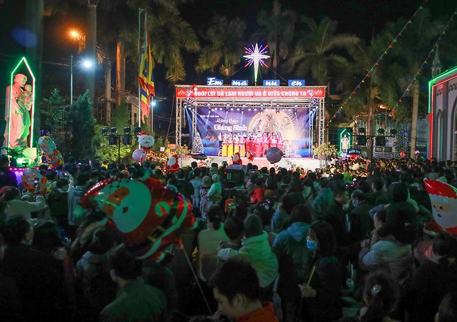 Lào Cai: Người dân nô nức đón Giáng sinh ảnh 1