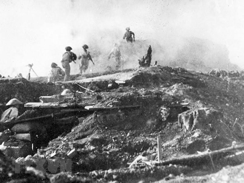 Chiều 7/5/1954, lá cờ Quyết chiến-Quyết thắng của Quân đội nhân dân Việt Nam tung bay trên nóc hầm tướng De Castries. Chiến dịch lịch sử Điện Biên Phủ đã toàn thắng. Chiều 7/5/1954, lá cờ Quyết chiến-Quyết thắng của Quân đội nhân dân Việt Nam tung bay trên nóc hầm tướng De Castries. Chiến dịch lịch sử Điện Biên Phủ đã toàn thắng.
