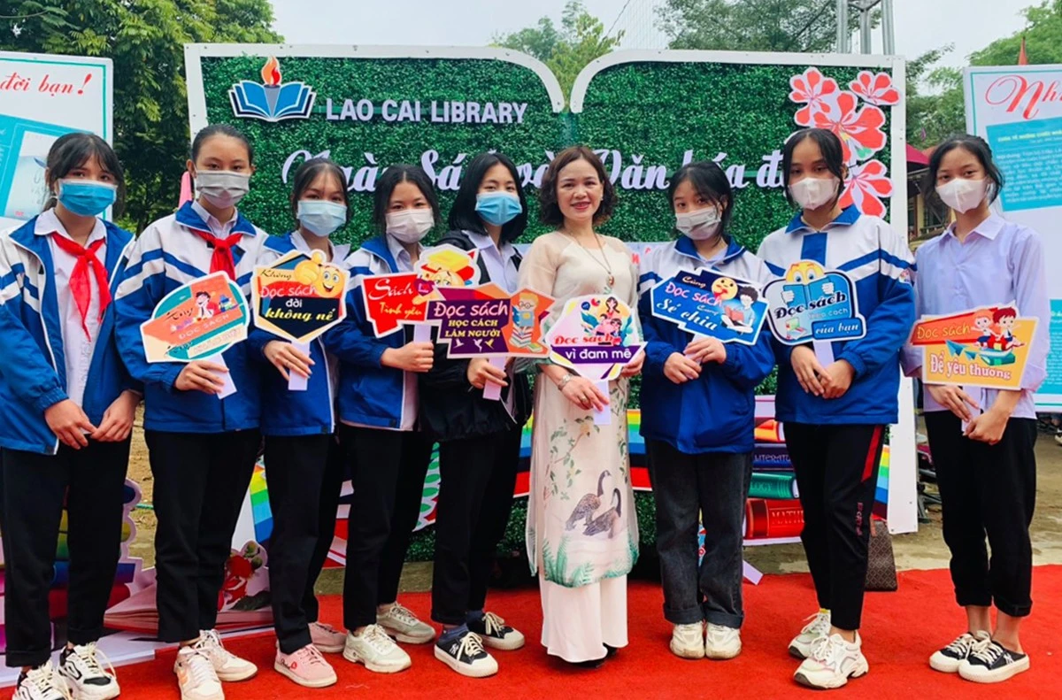 Tác giả Nguyễn Lê Hằng tham gia giao lưu tại Ngày sách và văn hóa đọc thành phố Lào Cai năm 2022.