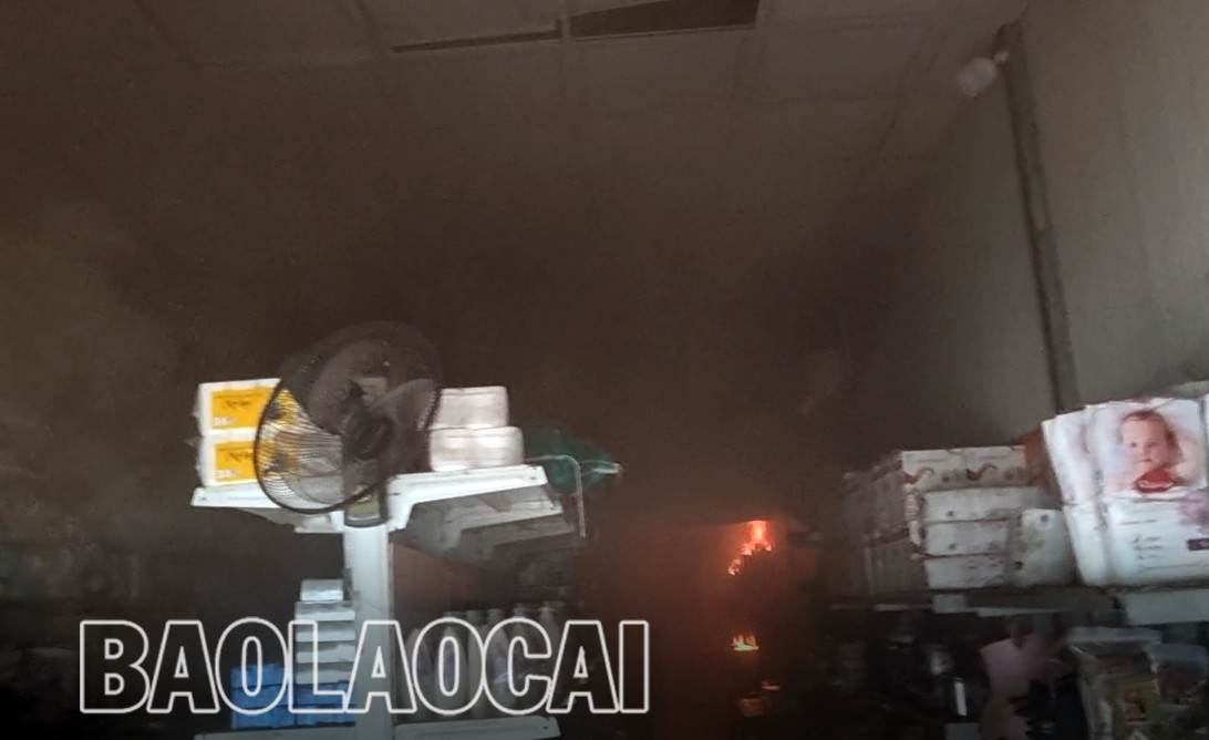 Đám cháy bùng phát tại tầng lửng của một cửa hàng tạp hóa.