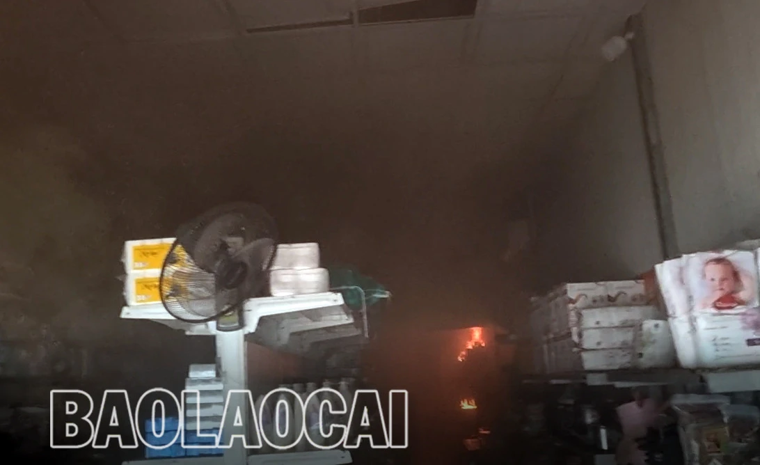 Đám cháy bùng phát tại tầng lửng của một cửa hàng tạp hóa.