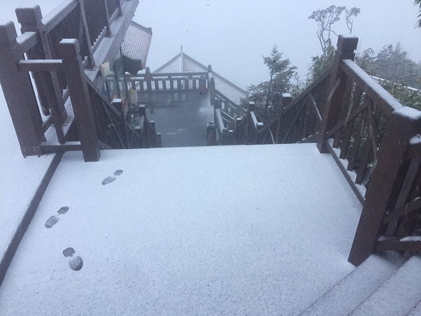 Mưa tuyết xuất hiện trên đỉnh Fansipan ảnh 4 Mưa tuyết xuất hiện trên đỉnh Fansipan ảnh 4