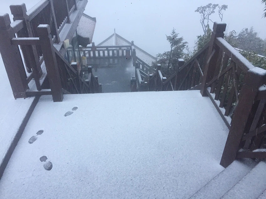 Mưa tuyết xuất hiện trên đỉnh Fansipan ảnh 4