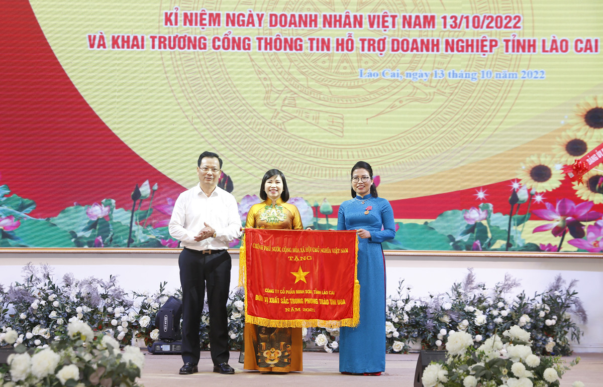 UBND tỉnh gặp mặt kỷ niệm ngày Doanh nhân Việt Nam và tôn vinh doanh nhân điển hình ảnh 8