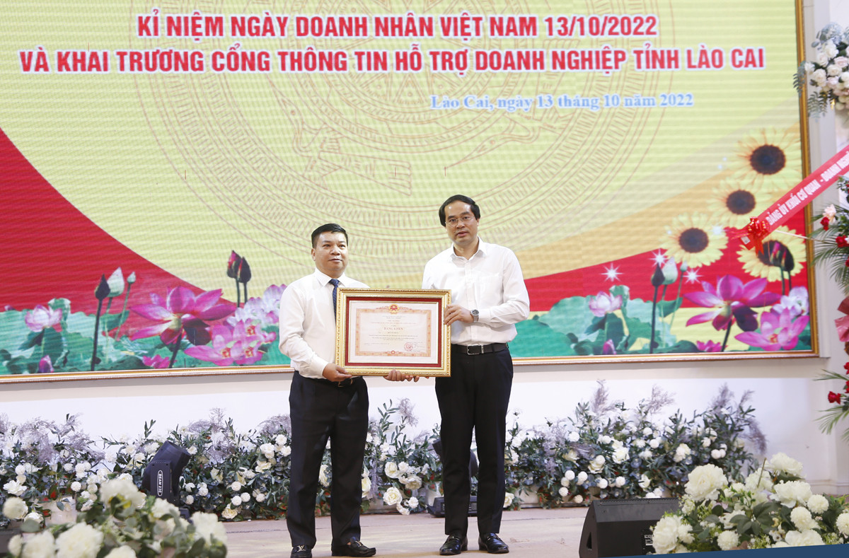 UBND tỉnh gặp mặt kỷ niệm ngày Doanh nhân Việt Nam và tôn vinh doanh nhân điển hình ảnh 9