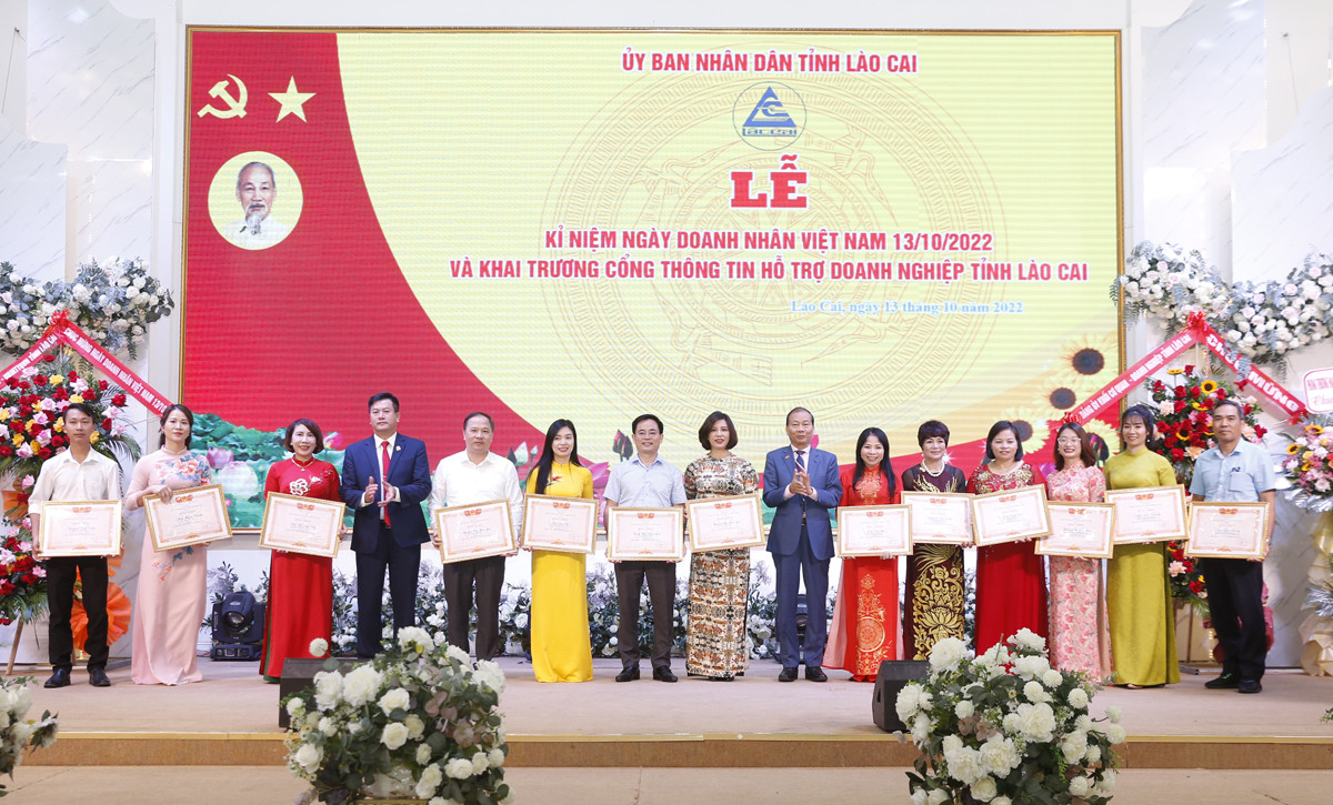 UBND tỉnh gặp mặt kỷ niệm ngày Doanh nhân Việt Nam và tôn vinh doanh nhân điển hình ảnh 13