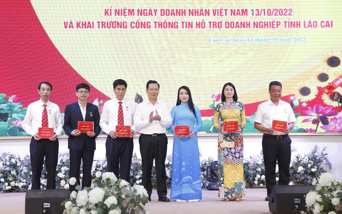 UBND tỉnh gặp mặt kỷ niệm ngày Doanh nhân Việt Nam và tôn vinh doanh nhân điển hình ảnh 10