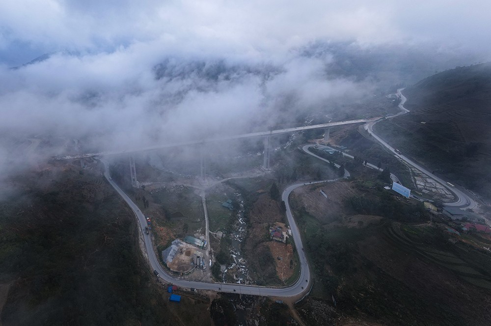 Cầu Móng Sến được xây dựng bằng bê tông cốt thép, dài 612 m với 5 nhịp liên tục, mặt cầu rộng 14 m, với 4 làn xe. Là cây cầu cạn có trụ cầu cao nhất Việt Nam, cầu có 5 trụ cầu và 2 mố cầu, khoảng cách giữa 2 trụ chính là 132m. Cầu Móng Sến sau khi được hoàn thiện sẽ giúp rút ngắn khoảng cách so với việc phải di chuyển qua dốc ba tầng là 2,5 km. Cầu bắc qua hai ngọn đồi, phía dưới là thủy điện và ruộng bậc thang ở thị xã Sa Pa, đây sẽ là điểm nhấn thu hút khách du lịch tham quan. Hiện tại, cầu Móng Sến đã đạt 95% tiến độ. Vẻ đẹp của cây cầu Móng Sến cao nhất Việt Nam càng được tôn thêm khi mây trắng vờn quanh cầu.