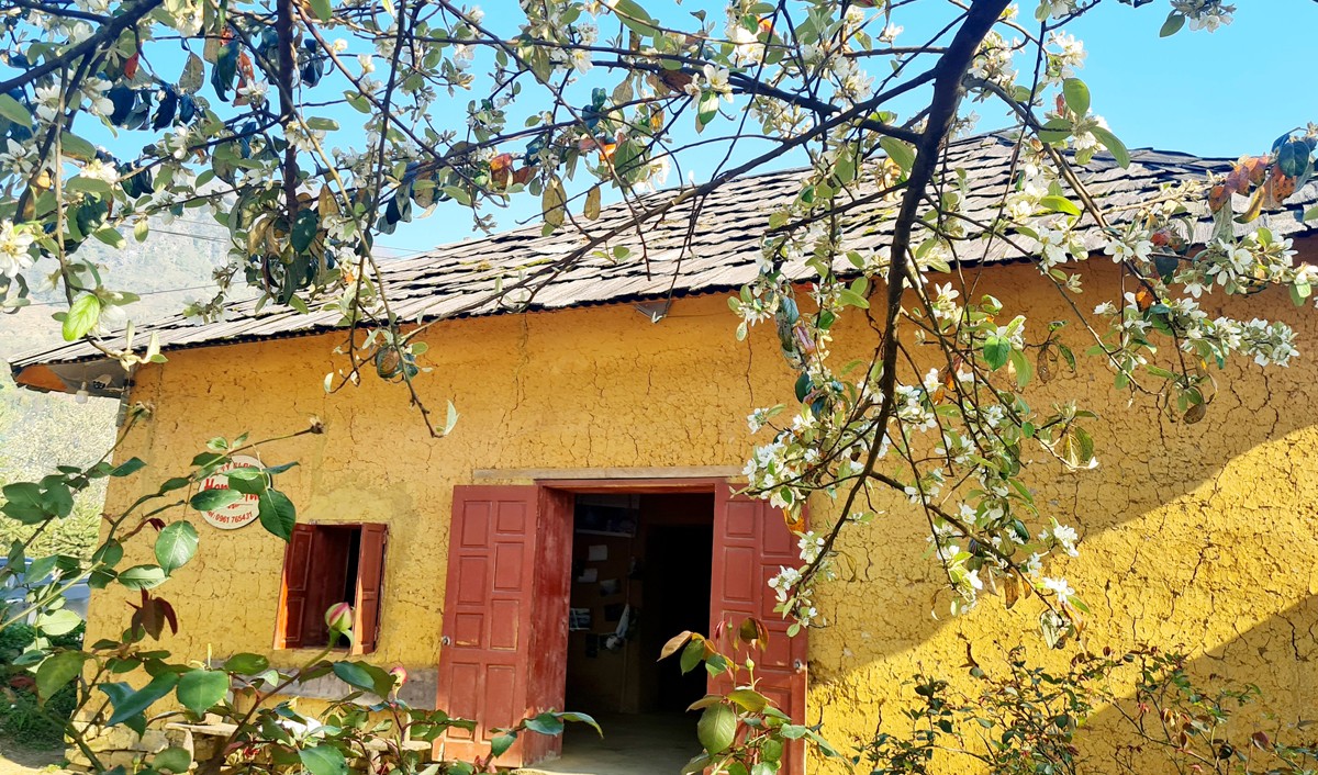 Bên nếp nhà trình tường đất của người Hà Nhì.