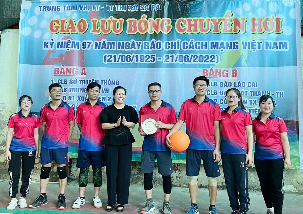 Câu lạc bộ Báo Lào Cai đoạt giải Nhất giao lưu bóng chuyền hơi chào mừng 97 năm Ngày Báo chí cách mạng Việt Nam ảnh 4 Câu lạc bộ Báo Lào Cai đoạt giải Nhất giao lưu bóng chuyền hơi chào mừng 97 năm Ngày Báo chí cách mạng Việt Nam ảnh 4