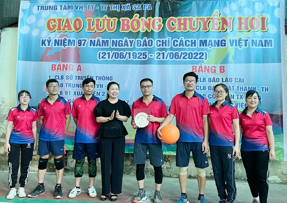 Câu lạc bộ Báo Lào Cai đoạt giải Nhất giao lưu bóng chuyền hơi chào mừng 97 năm Ngày Báo chí cách mạng Việt Nam ảnh 4
