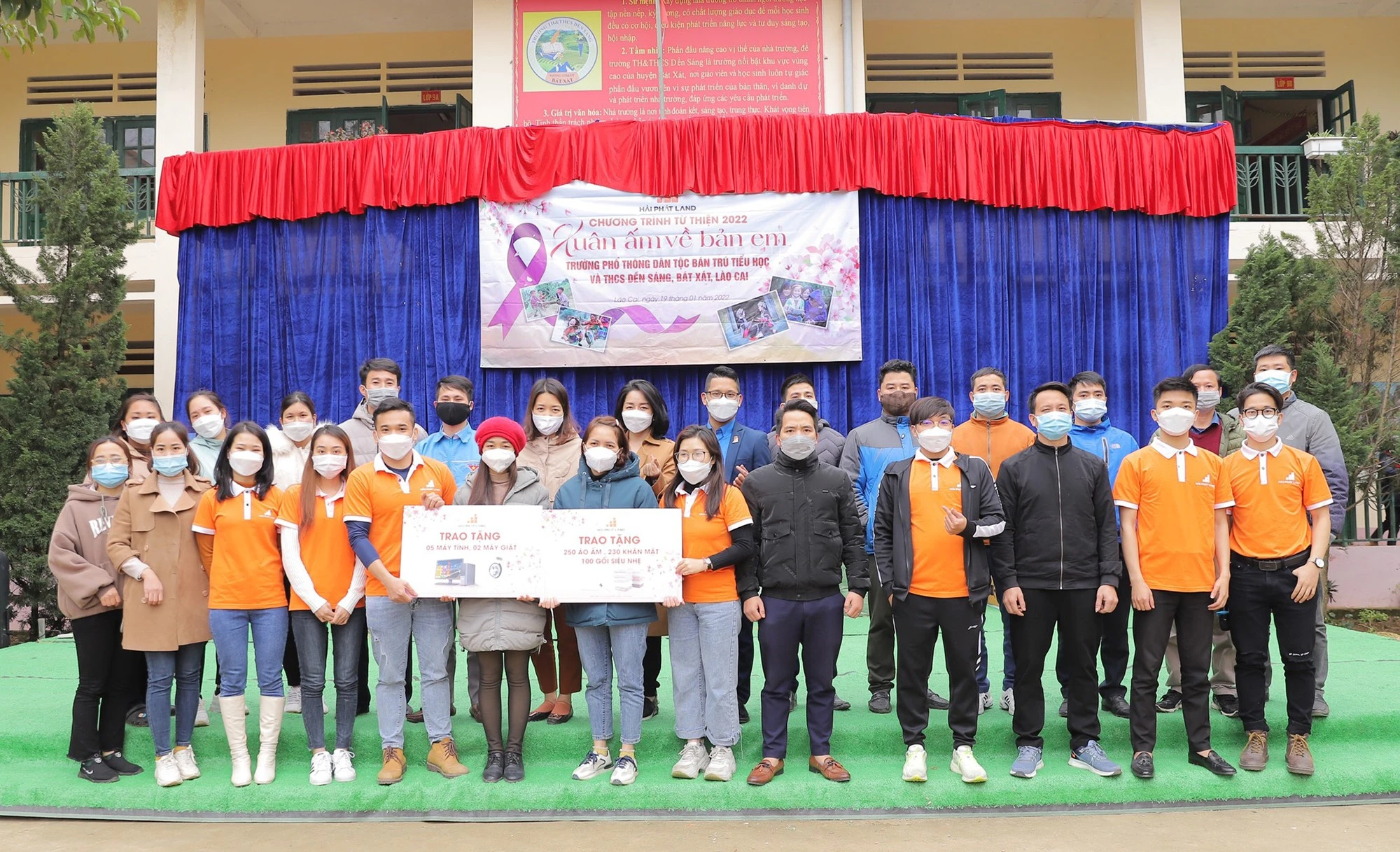 Tặng trang thiết bị cho Trường Phổ thông DTBT Tiểu học và THCS Dền Sáng.