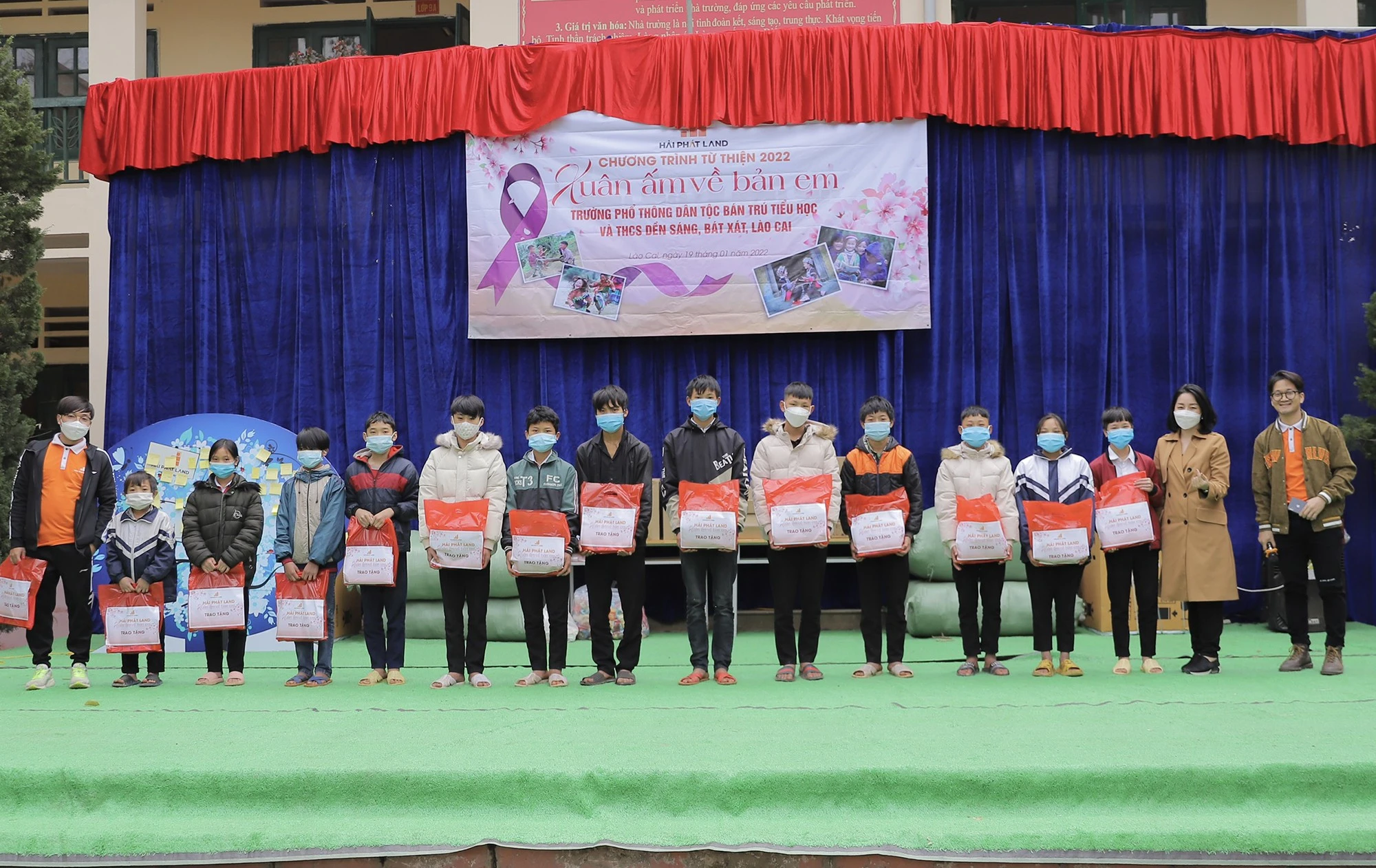 Tặng quà các em học sinh xã Dền Sáng.