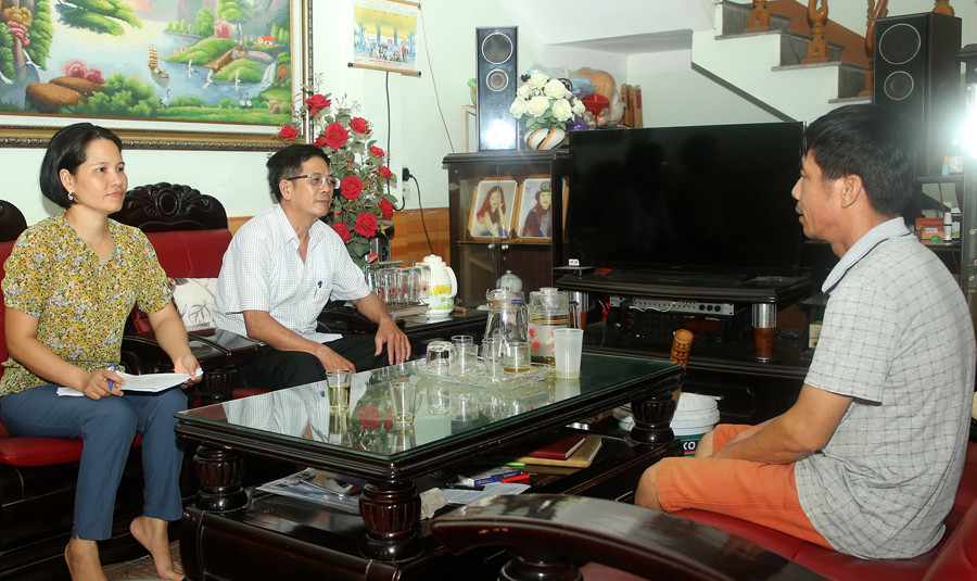 Chi ủy chi bộ thường xuyên nắm tình hình, tuyên truyền, vận động người dân trên địa bàn khu dân cư chấp hành tốt đường lối, chủ trương của Đảng, pháp luật của Nhà nước.