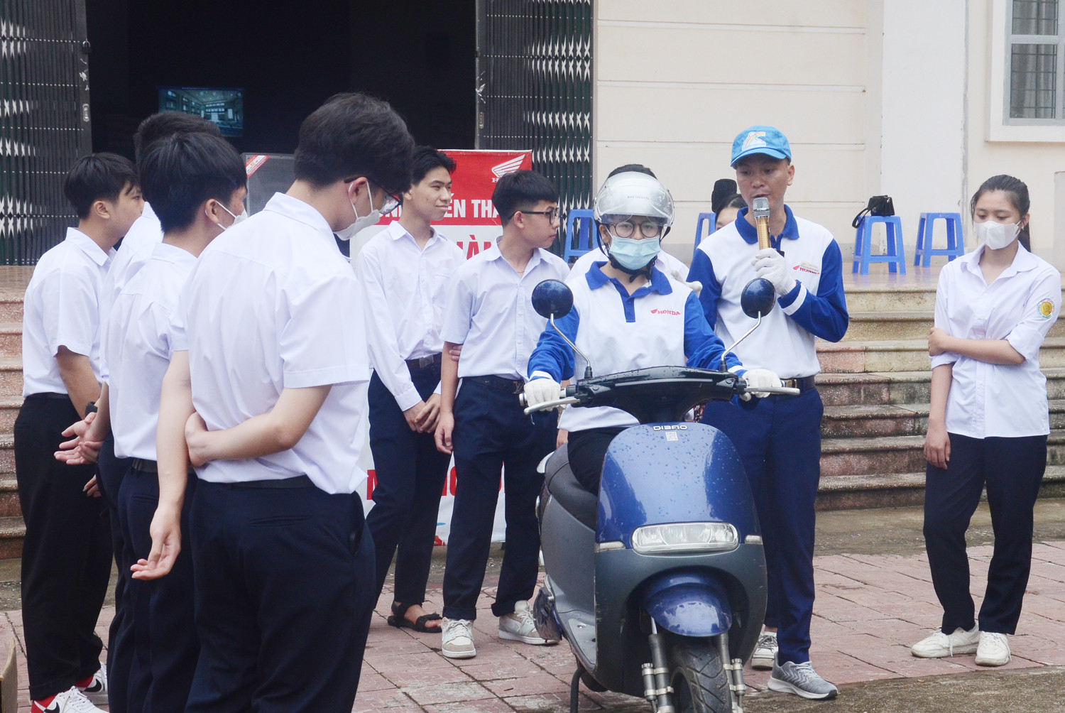 Học sinh tham gia trả lời câu hỏi tìm hiểu Luật Giao thông đường bộ. Tặng quà học sinh trả lời đúng câu hỏi về Luật Giao thông đường bộ. Hướng dẫn sử dụng bảo hộ trước khi đi xe mô tô, xe gắn máy, xe máy điện. Hướng dẫn đội mũ bảo hiểm đúng cách. Kiểm tra an toàn phương tiện trước khi tham gia giao thông. Hướng dẫn tư thế lái xe an toàn. Trải nghiệm lái xe trên sa hình.
