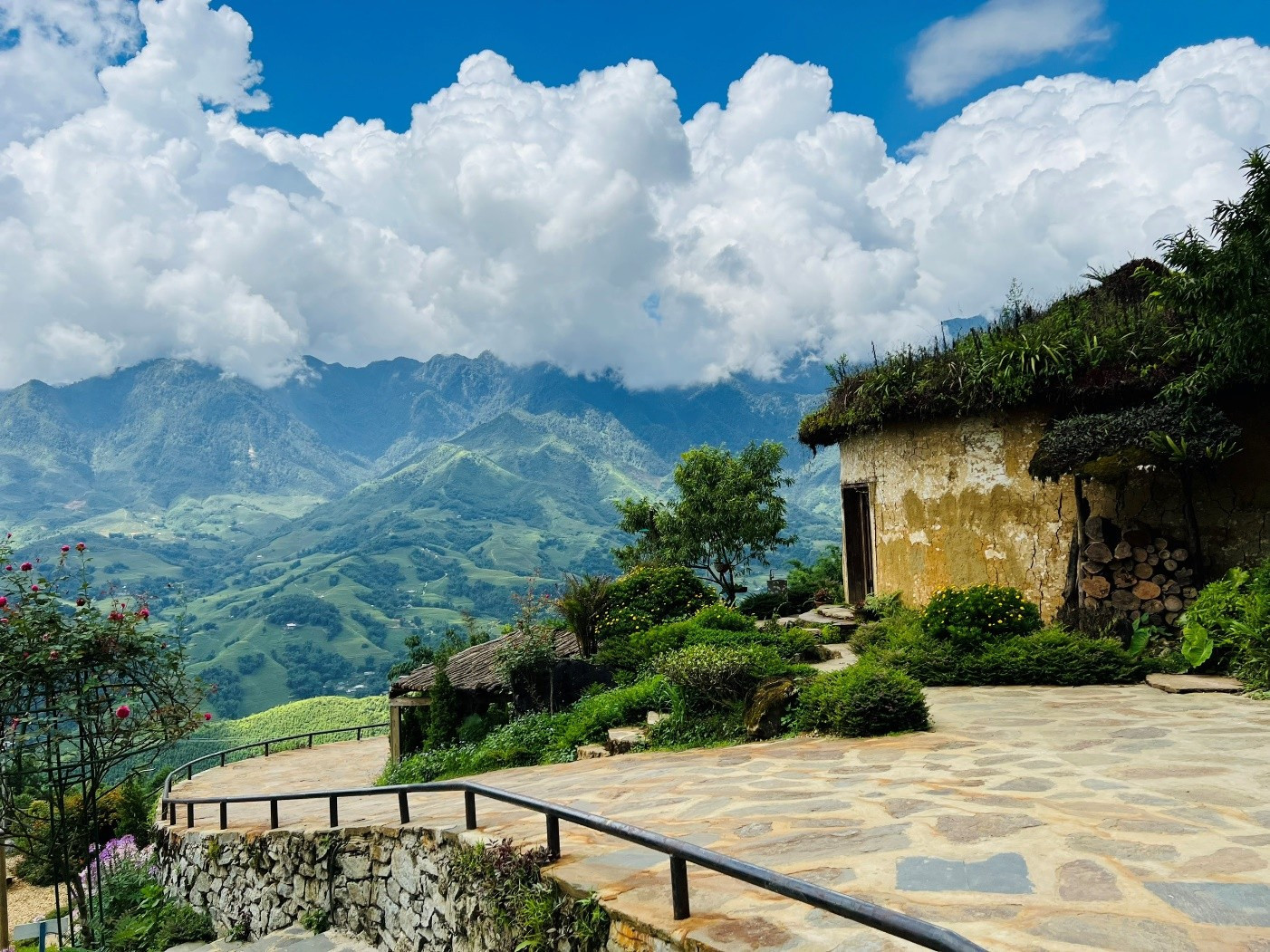 Nhà trình tường tại Vườn vô cực Sa Pa - bối cảnh trong phim. Nhà trình tường tại Vườn vô cực Sa Pa - bối cảnh trong phim.