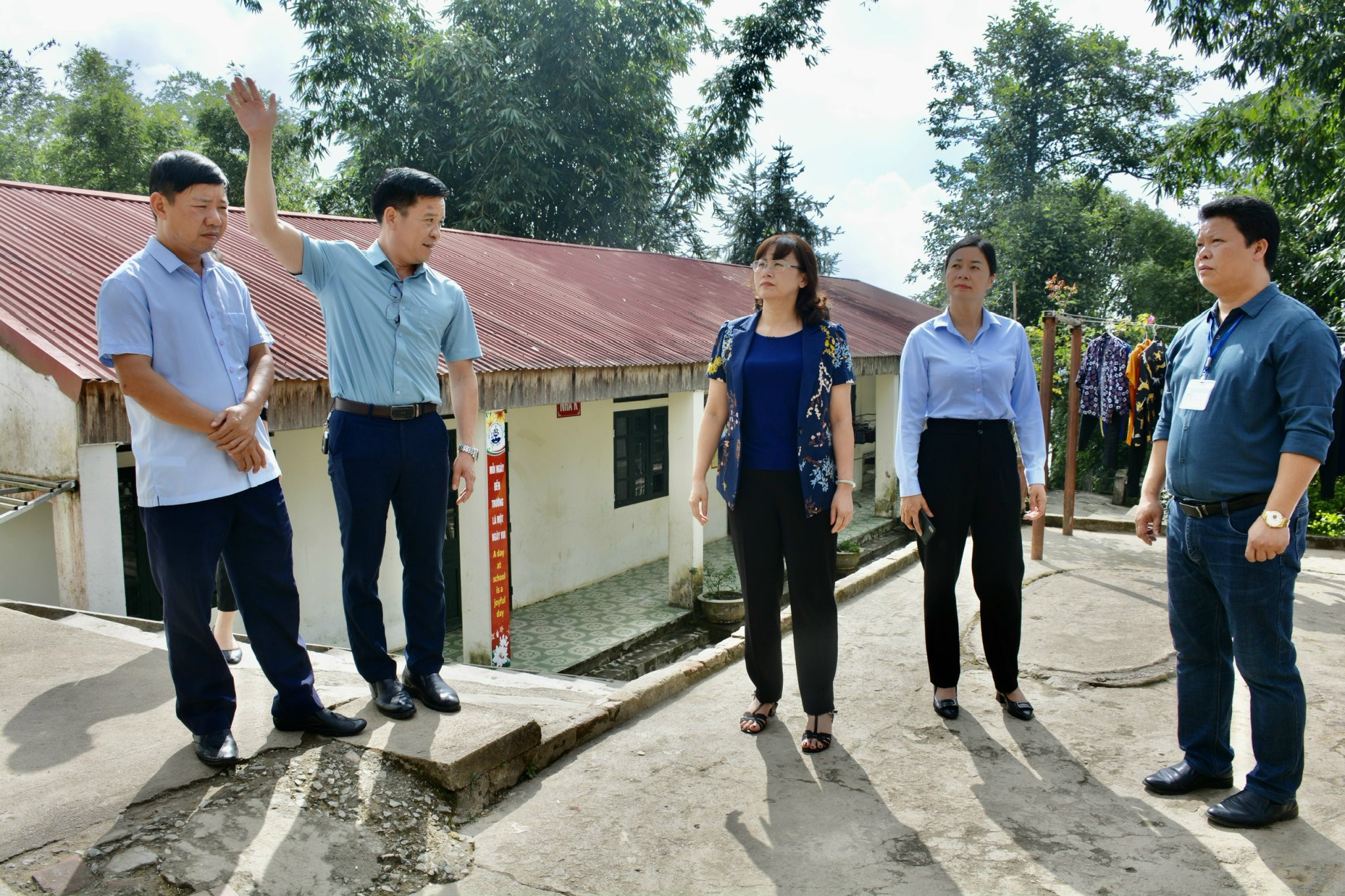 Phó Chủ tịch UBND tỉnh Giàng Thị Dung kiểm tra công tác giáo dục đầu năm học tại huyện Bắc Hà ảnh 4 Phó Chủ tịch UBND tỉnh Giàng Thị Dung kiểm tra công tác giáo dục đầu năm học tại huyện Bắc Hà ảnh 4