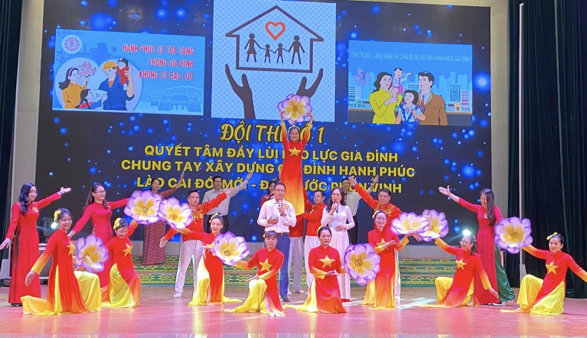 Màn chào hỏi của đội thi số 1.