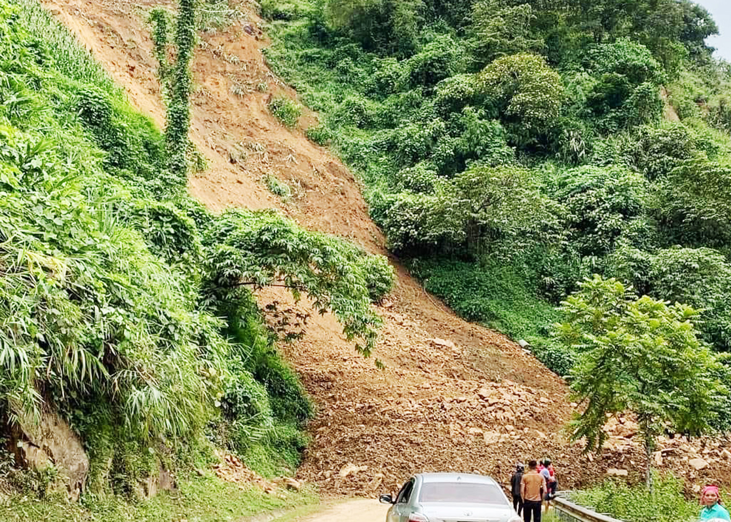 Sạt lở gây tắc Tỉnh lộ 152 từ xã Gia Phú (Bảo Thắng) đi thị xã Sa Pa ảnh 1