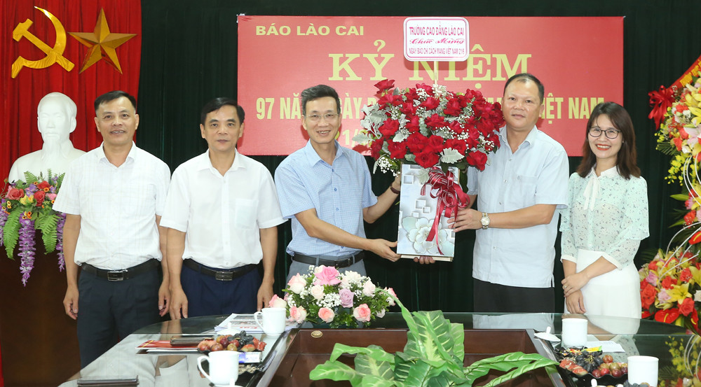 Các cơ quan, đơn vị, địa phương chúc mừng Báo Lào Cai nhân 97 năm Ngày Báo chí cách mạng Việt Nam ảnh 24