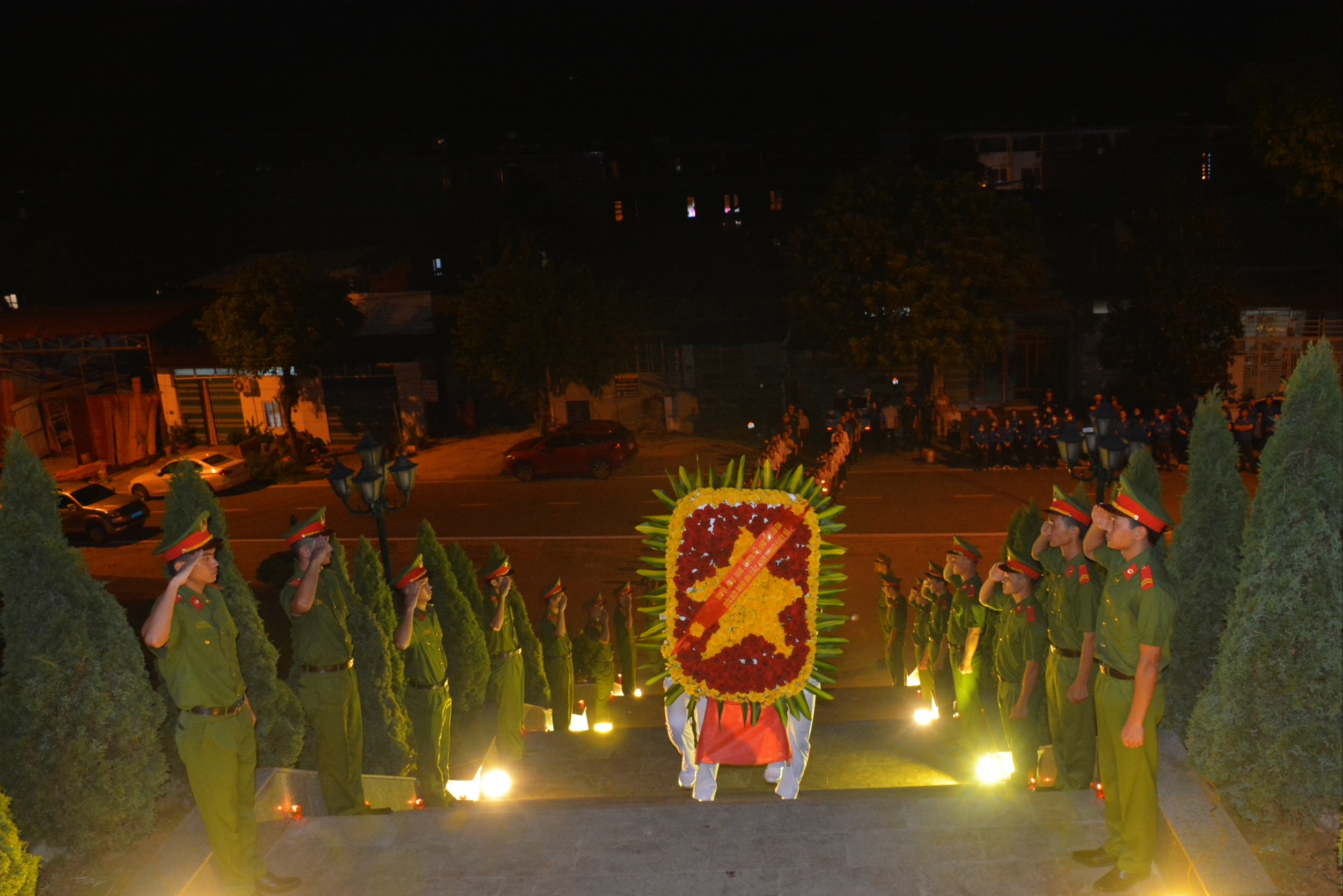 Thắp nến tri ân các anh hùng liệt sỹ ảnh 8 Thắp nến tri ân các anh hùng liệt sỹ ảnh 8