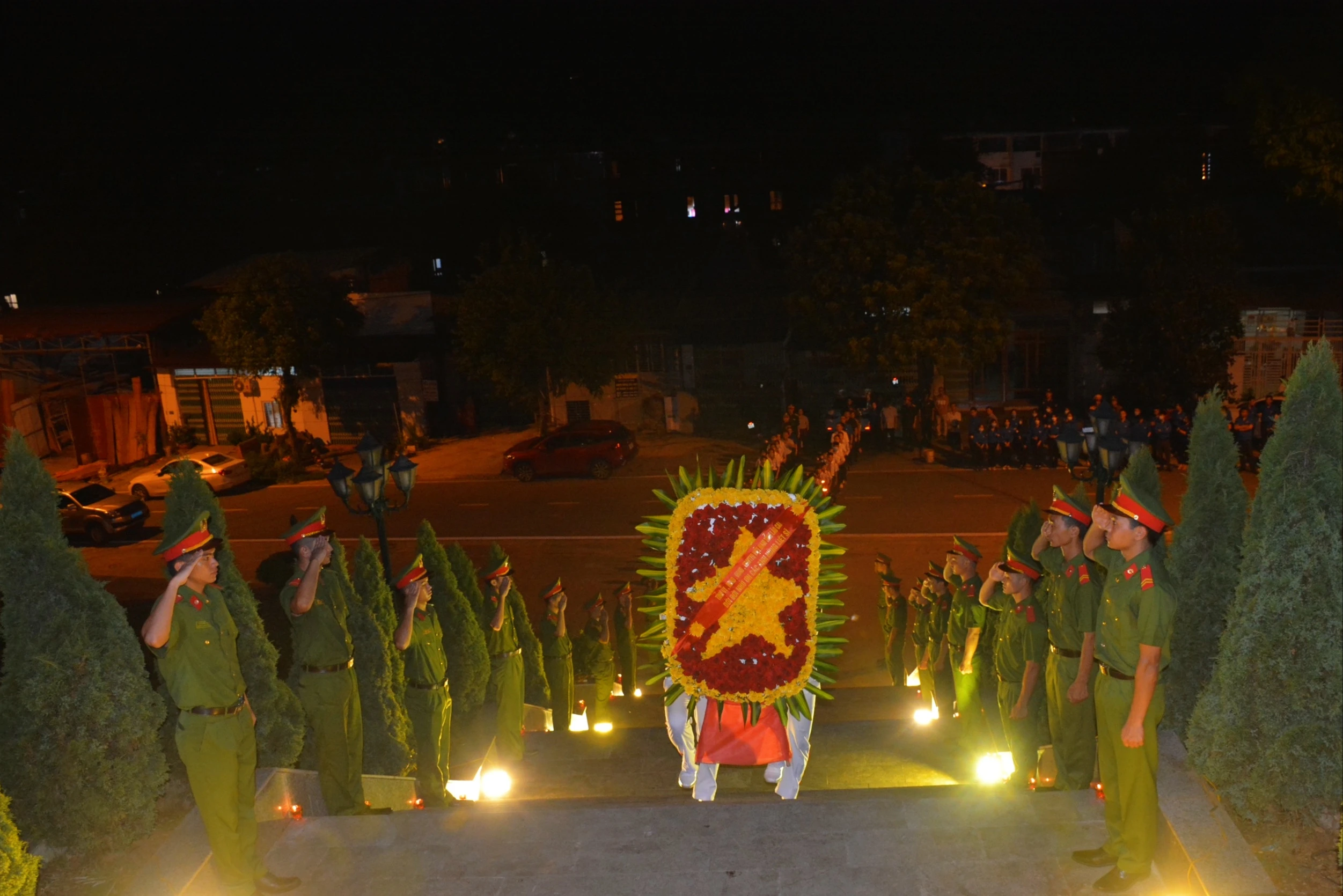 Thắp nến tri ân các anh hùng liệt sỹ ảnh 8