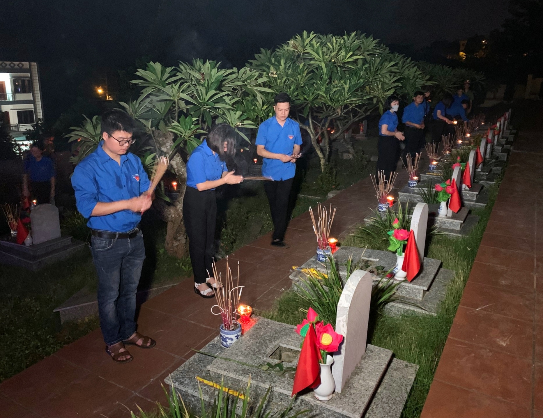 Thắp nến tri ân các anh hùng liệt sỹ ảnh 12 Thắp nến tri ân các anh hùng liệt sỹ ảnh 12