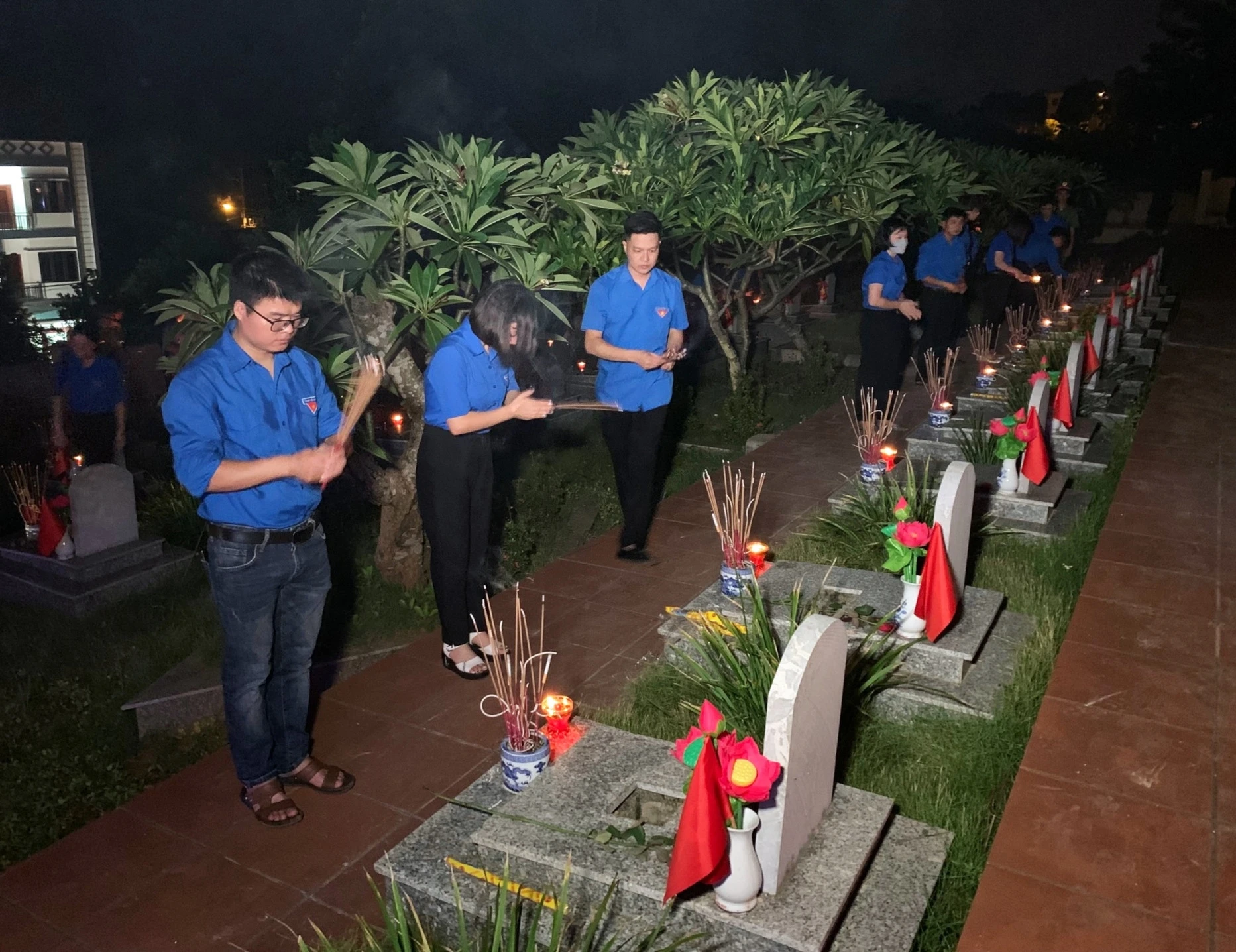 Thắp nến tri ân các anh hùng liệt sỹ ảnh 12