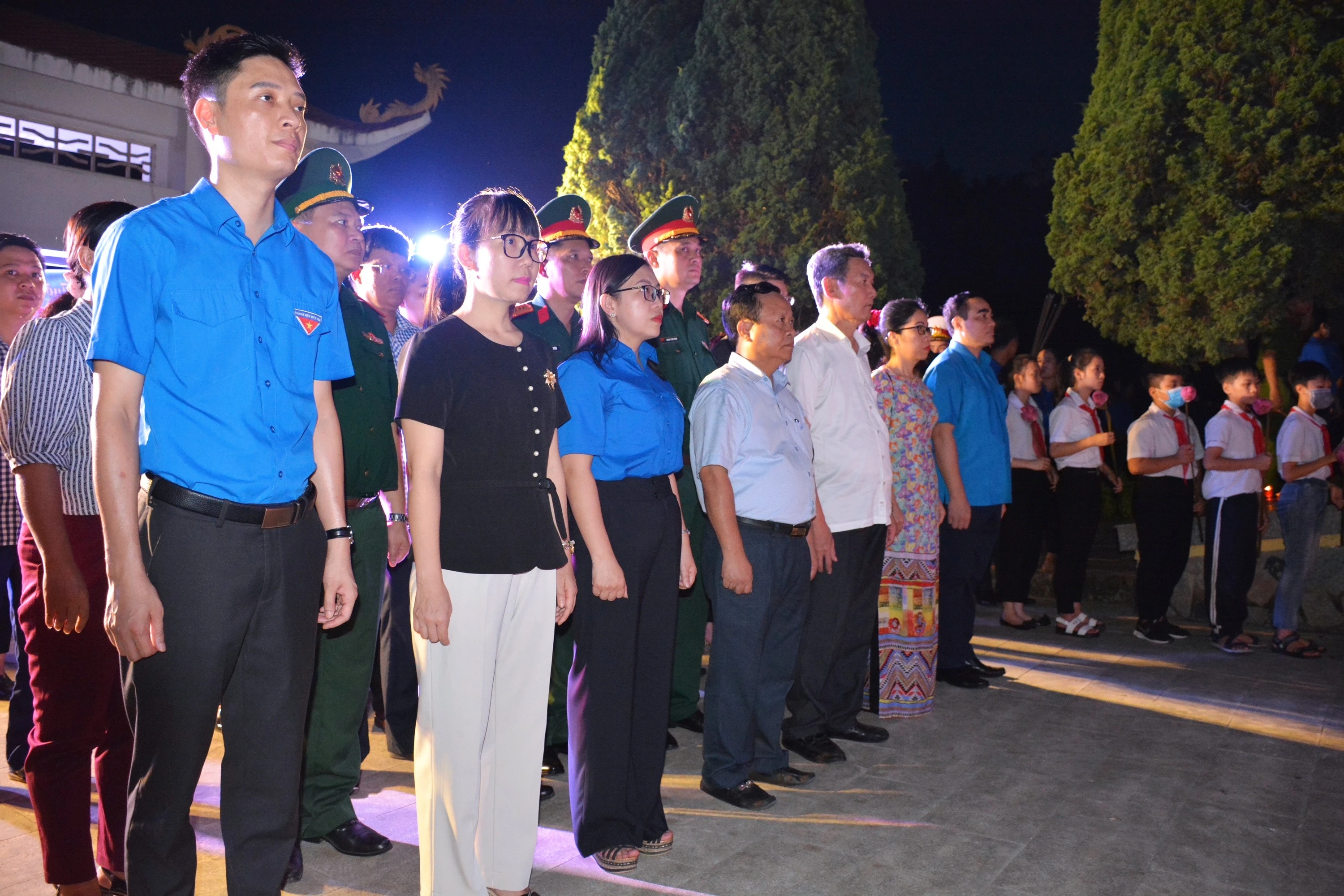 Thắp nến tri ân các anh hùng liệt sỹ ảnh 9