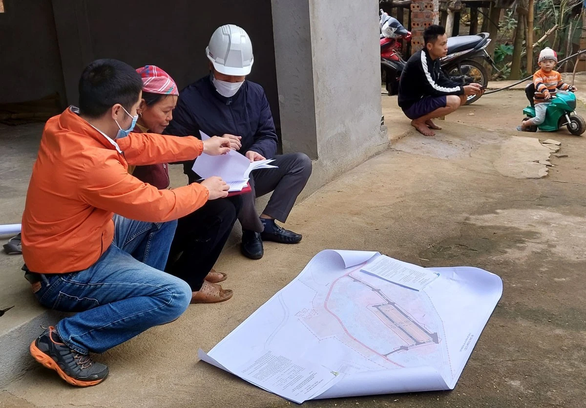 Cán bộ Trung tâm Phát triển Quỹ đất huyện Văn Bàn rà soát, thống kê lại, thống kê bổ sung những hộ phát sinh. Cán bộ Trung tâm Phát triển Quỹ đất huyện Văn Bàn rà soát, thống kê lại, thống kê bổ sung những hộ phát sinh.