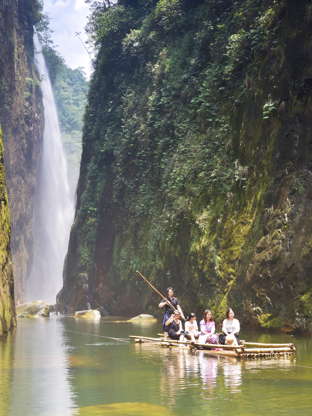 Du khách trải nghiệm thác Rồng (xã Trung Lèng Hồ, huyện Bát Xát). Ảnh: Hà huy