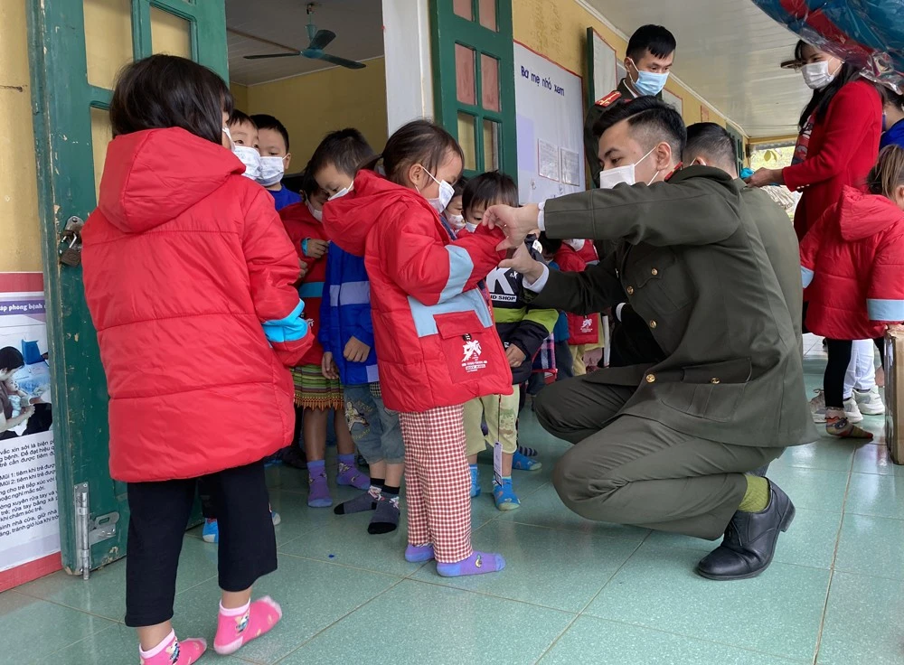 Chương trình thiện nguyện “Áo ấm đón Xuân” tặng quà học sinh mầm non xã Thái Niên ảnh 2