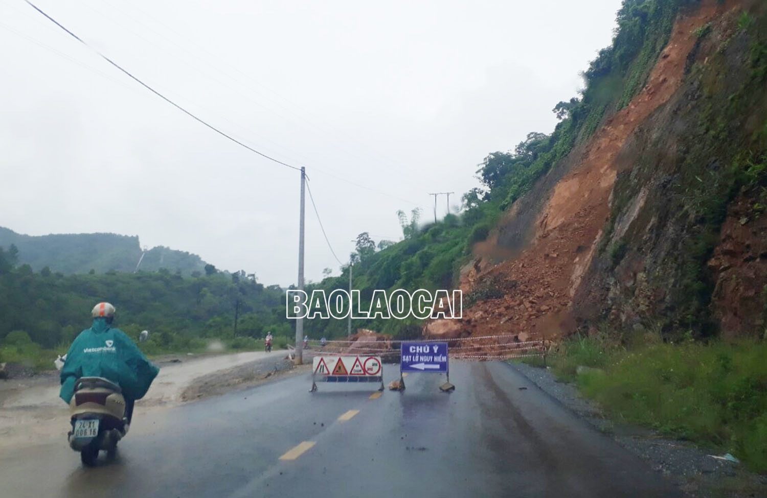 Vết nứt khiến khoảng 30.000 m3 đất, đá có nguy cơ sạt xuống Tỉnh lộ 156B ảnh 3 Vết nứt khiến khoảng 30.000 m3 đất, đá có nguy cơ sạt xuống Tỉnh lộ 156B ảnh 3