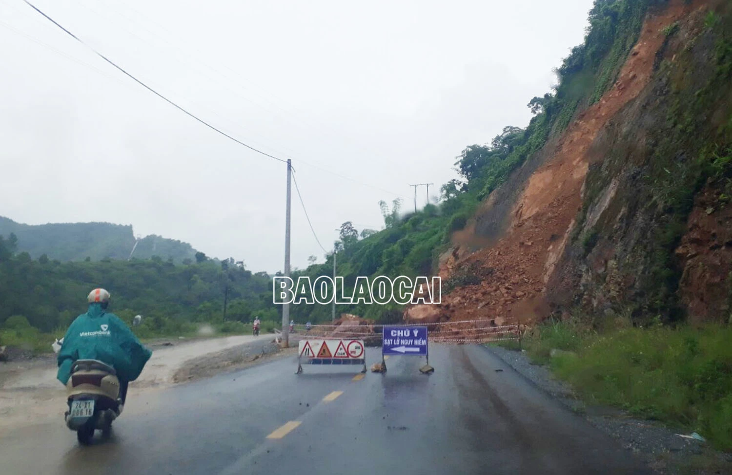 Vết nứt khiến khoảng 30.000 m3 đất, đá có nguy cơ sạt xuống Tỉnh lộ 156B ảnh 3