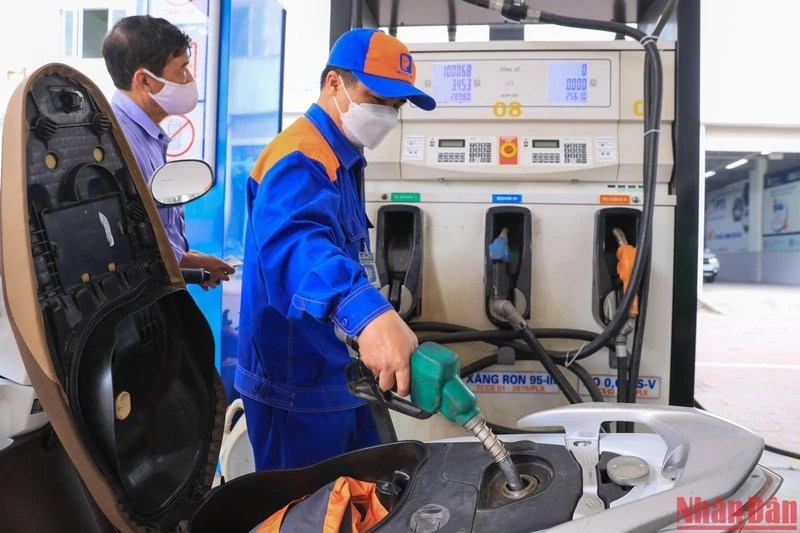 Kiến nghị nhiều giải pháp tháo gỡ khó khăn cho doanh nghiệp bán lẻ xăng dầu ảnh 1 Với mức chiết khấu thấp bằng 0 đồng/lít, thậm chí âm như hiện nay, nhiều đại lý bán lẻ xăng dầu đang lâm vào tình trạng càng bán càng lỗ, thậm chí đứng trước nguy cơ phá sản. (Ảnh minh họa: THÀNH ĐẠT)