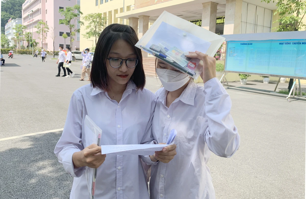 Thí sinh dự thi tại điểm thi số 1 Trường THPT số 1 thành phố Lào Cai trao đổi thông tin sau khi kết thúc buổi thi.