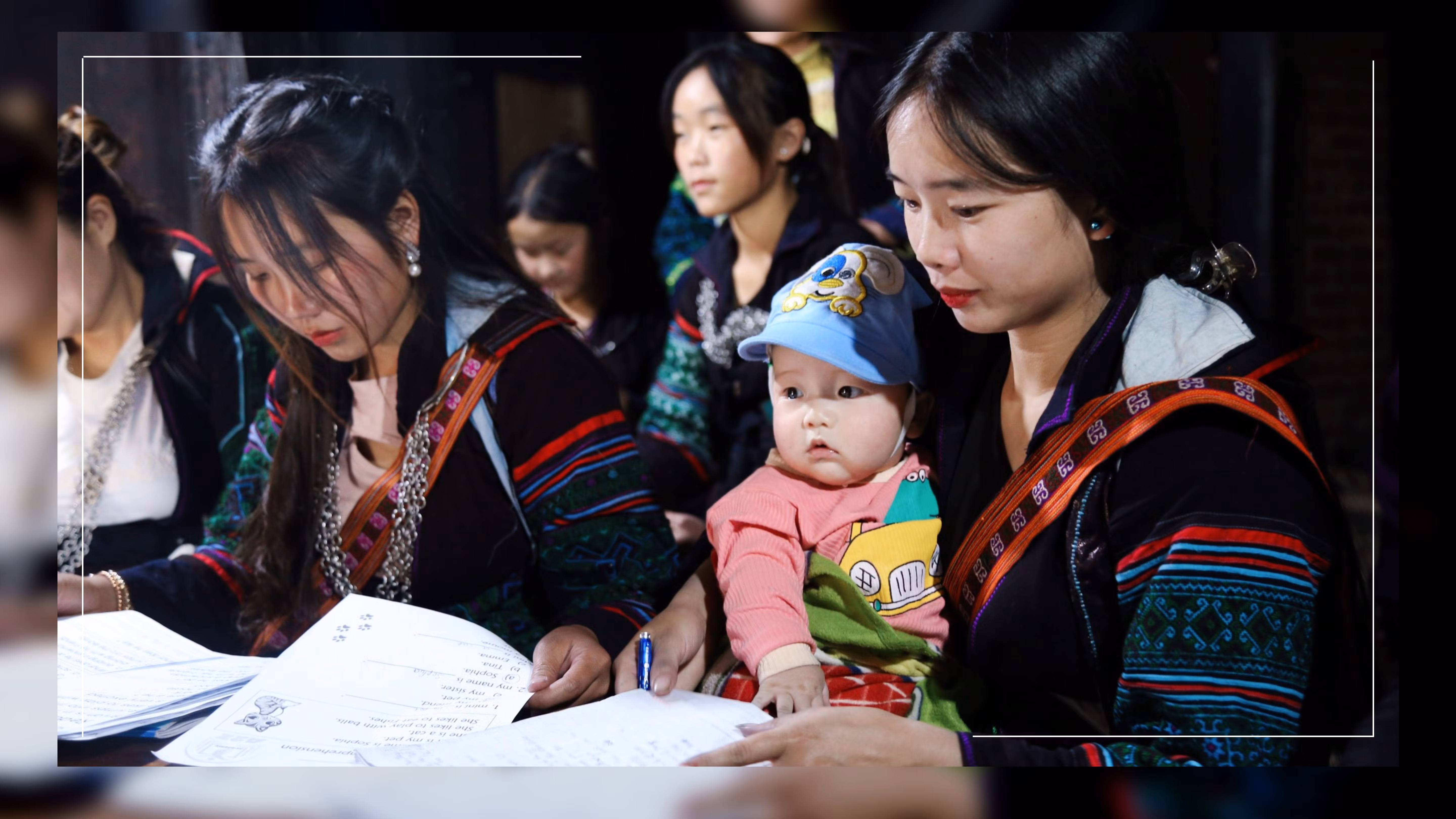 Nhiều chị em còn bế theo con nhỏ đến lớp.