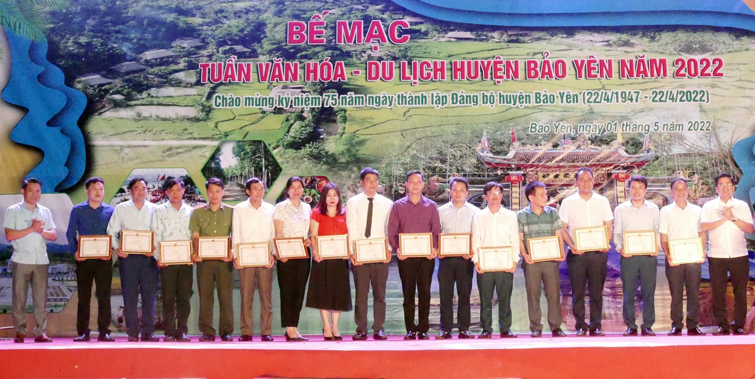Ban Tổ chức khen thưởng các tập thể và cá nhân có thành tích xuất sắc trong tổ chức các hoạt động của Tuần lễ Văn hóa – Du lịch huyện Bảo Yên năm 2022.