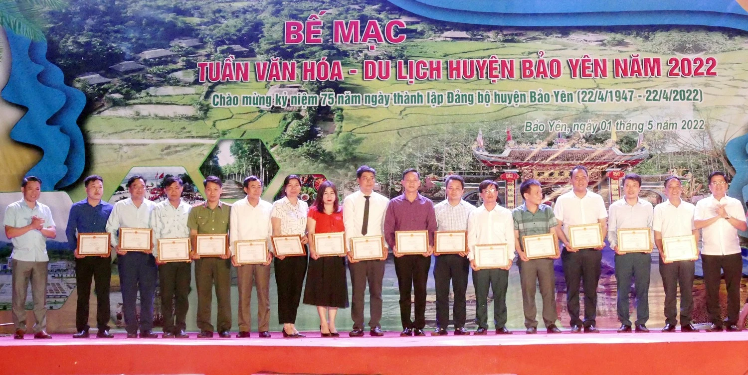Ban Tổ chức khen thưởng các tập thể và cá nhân có thành tích xuất sắc trong tổ chức các hoạt động của Tuần lễ Văn hóa – Du lịch huyện Bảo Yên năm 2022.