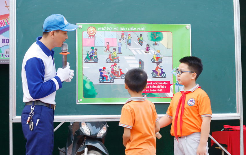 Hội thi vẽ tranh “Thiếu nhi Lào Cai với an toàn giao thông” ảnh 8