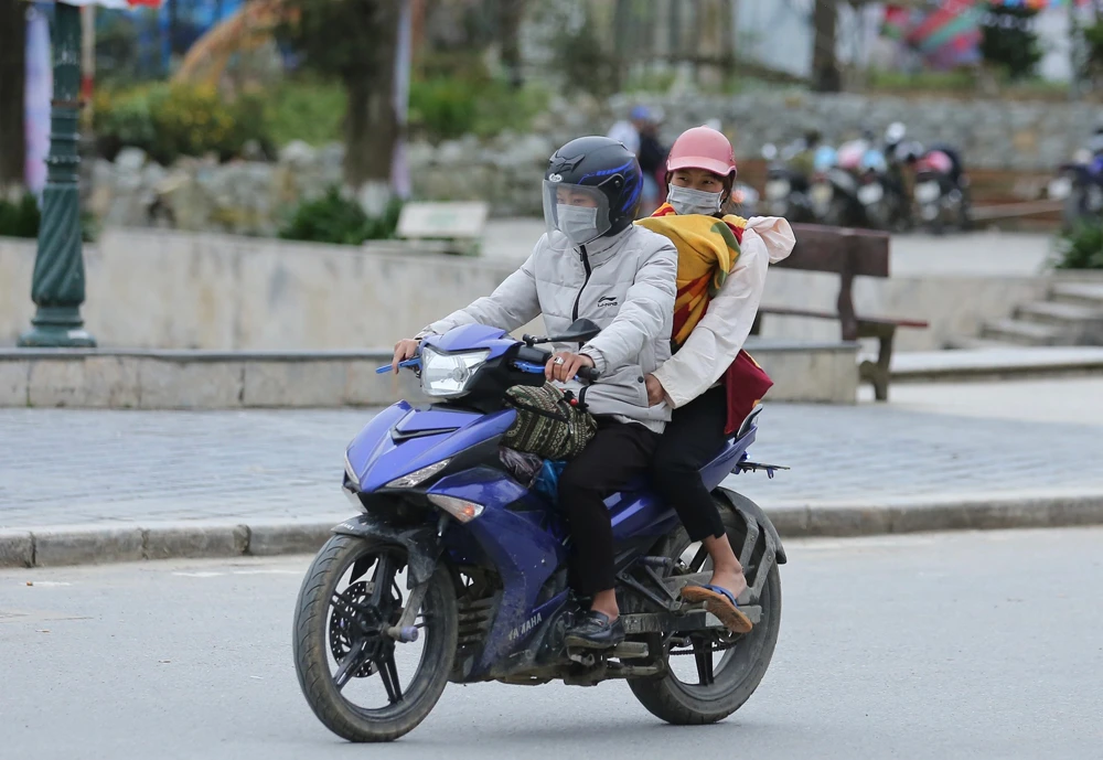 Du khách thích thú trải nghiệm ngày rét lạnh giữa mùa hè ở Sa Pa ảnh 2