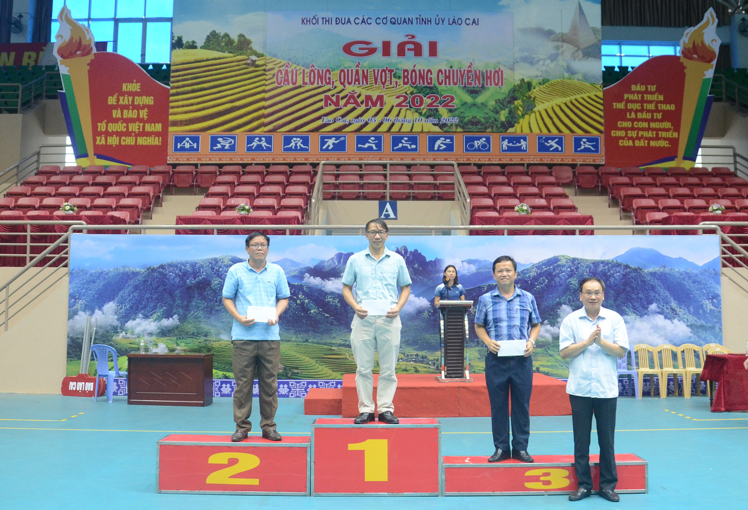 Trao giải bóng chuyền hơi đội nam nữ phối hợp. Trao giải bóng chuyền hơi đội nam. Trao giải quần vợt nội dung đôi nam. Trao giải cầu lông nội dung đôi nam lãnh đạo. Trao giải cầu lông nội dung đôi nam 45 tuổi trở lên. Trao giải cầu lông nội dung đôi nữ dưới 35 tuổi. Trao giải cầu lông nội dung đôi nam nữ dưới 35 tuổi.