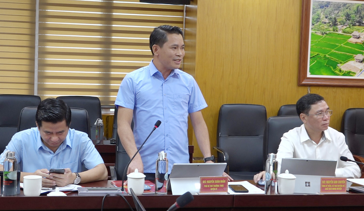 Phó Bí thư Thường trực Huyện ủy Bảo Yên Nguyễn Xuân Nhẫn phát biểu tại buổi làm việc.
